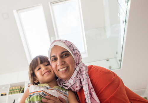 muslim-mother-and-child-embrace