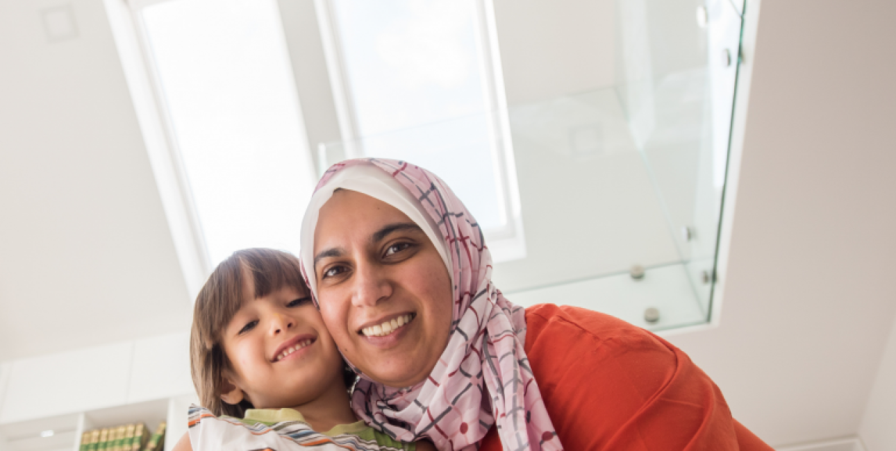 muslim-mother-and-child-embrace